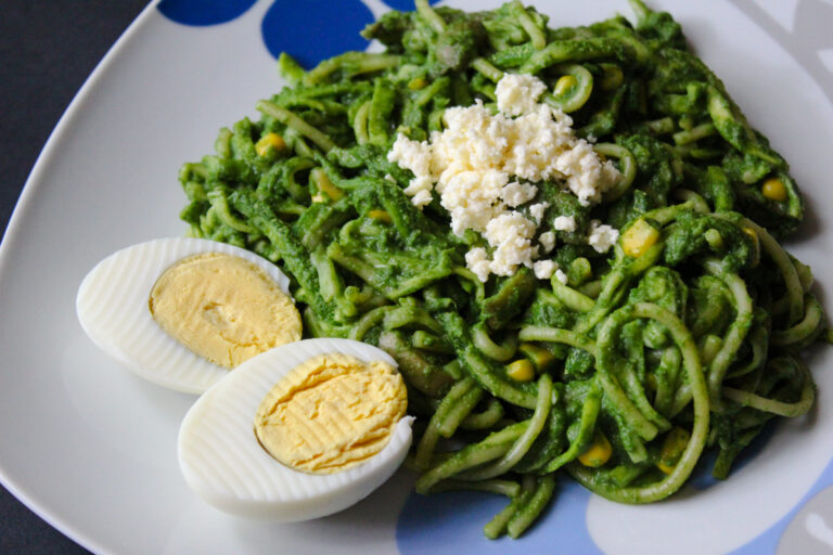 Espaguetis FIT con crema de espinacas y cacahuate