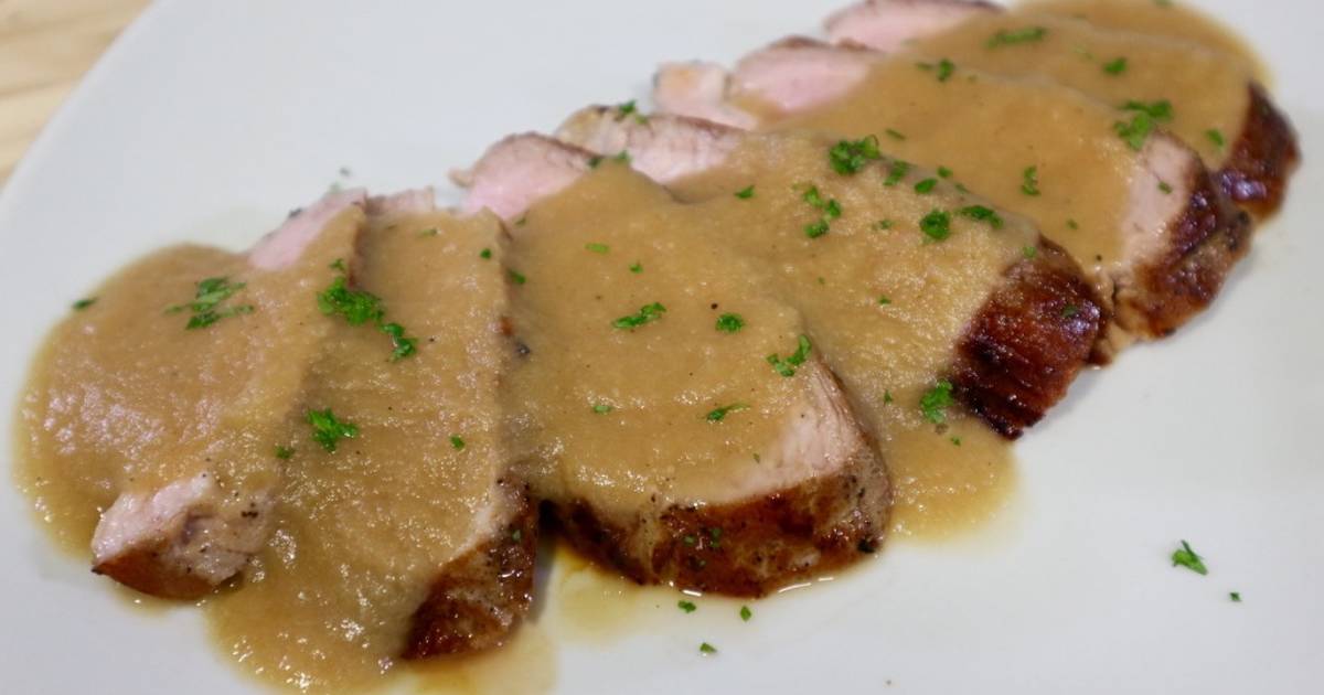 Lomo de cerdo con salsa de manzana photo
