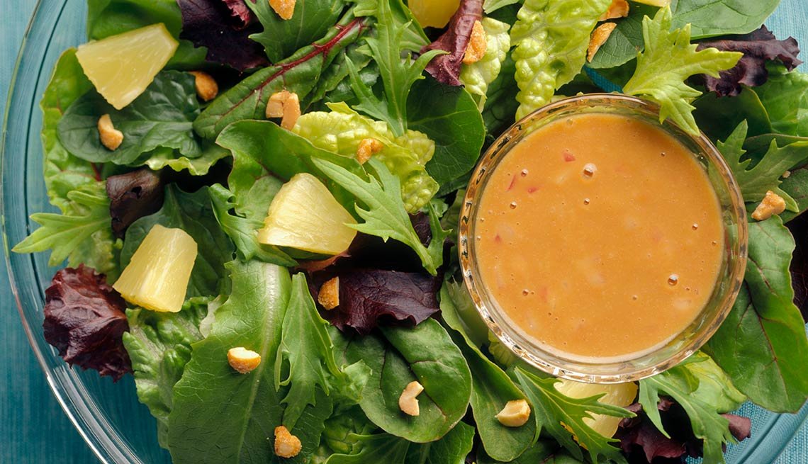 Como hacer aderezos y vinagretas saludables 1140-salad-dressing-recipe-healthy-spicy-peanut-ESP.web