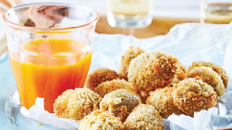 Aceitunas empanizadas con salsa de mango