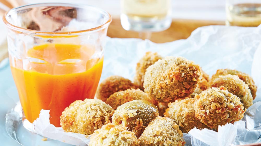 Aceitunas empanizadas con salsa de mango brochetas-empanizadas-salsa-mango