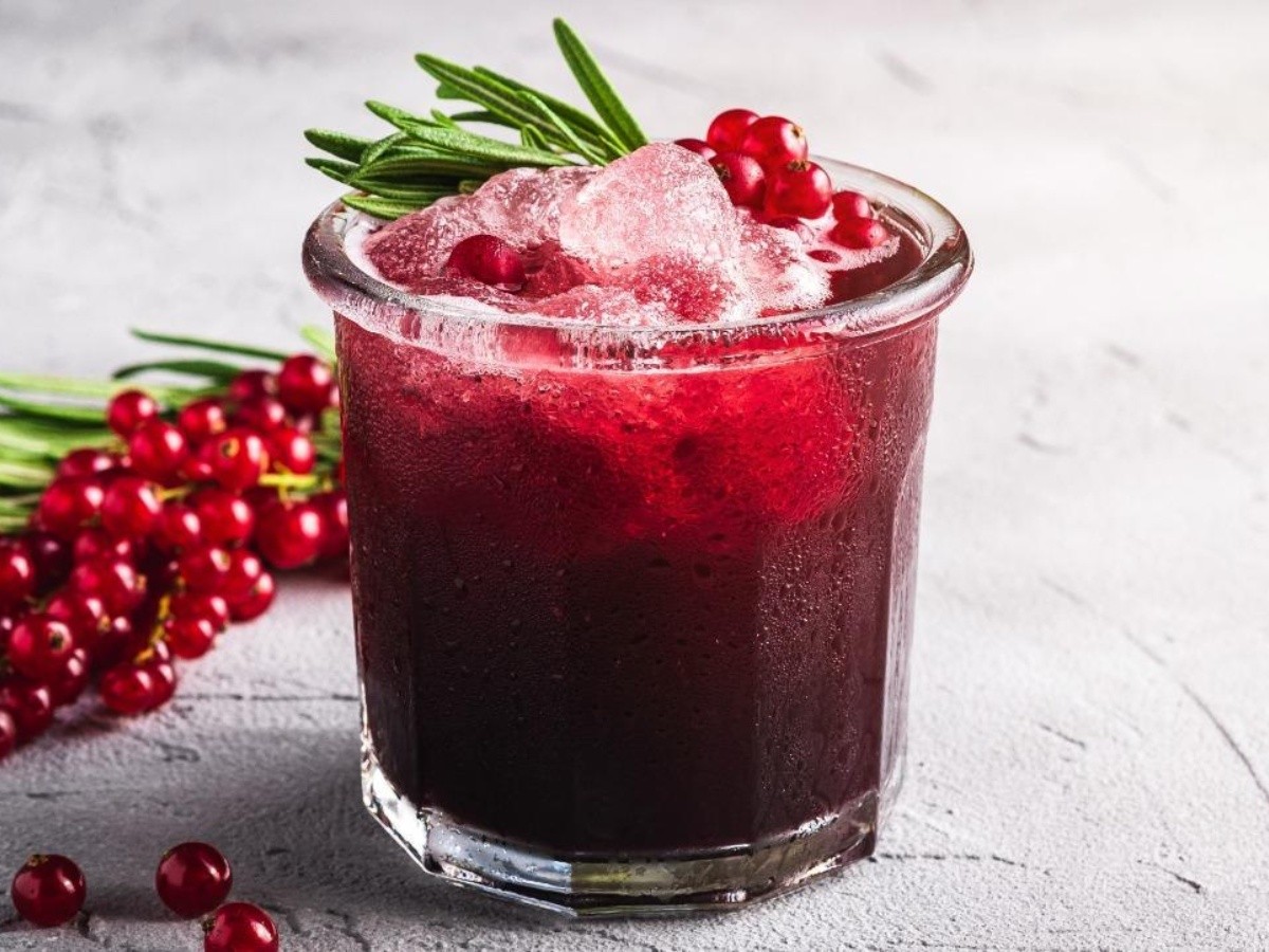 3 cocteles con vino tinto que debes preparar si o si bebida-de-granada-y-romero_crop1616276312384.jpeg_1902800913