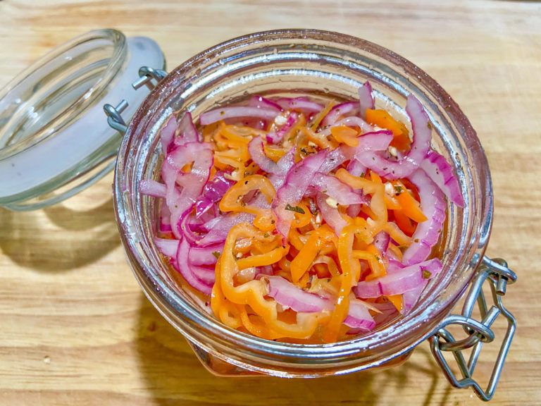 Aprende a hacer cebollas curtidas con habanero para tus platillos