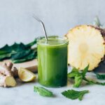 Aumenta tu consumo de verduras con un jugo verde jugo-de-pina-y-apio-casero