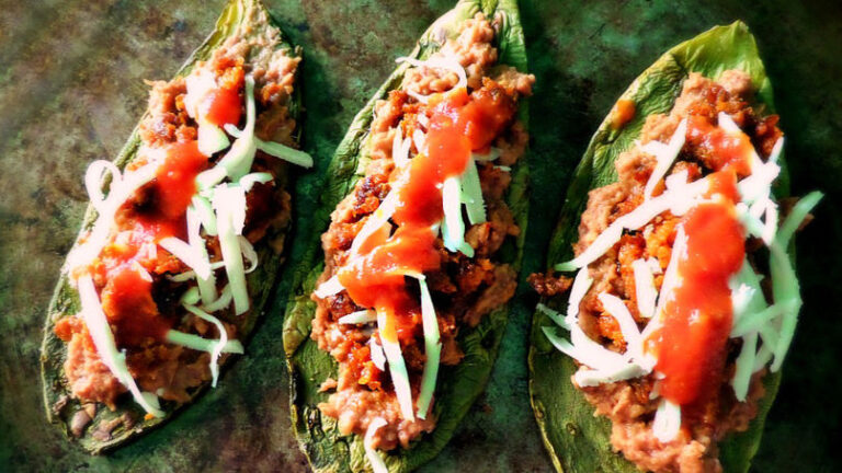 Prepara unos huaraches de nopales con pollo muy fácil