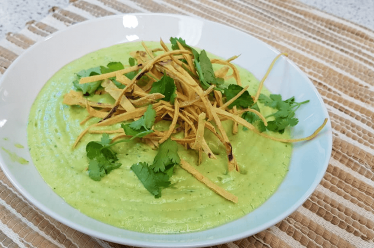 Prepara una deliciosa crema de aguacate en casa