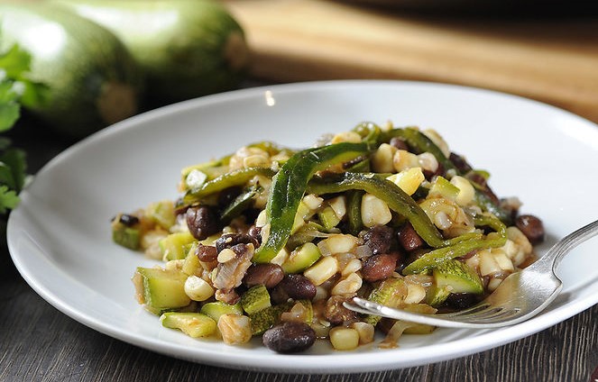 Prepara calabacitas con frijoles y chile poblano, una combinación deliciosa