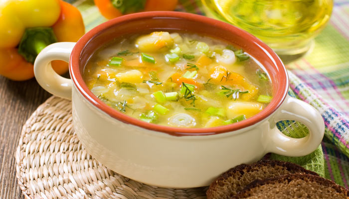 Cocina una rica sopa de flor de calabaza con elote