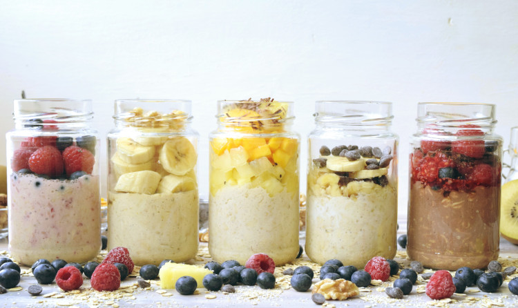 Prepara 2 sencillos desayunos a base de avena para tu oficina