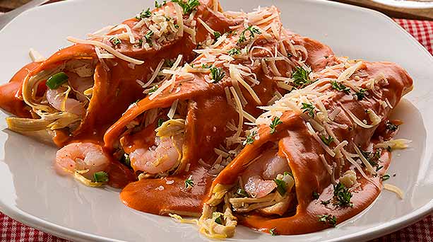 Prepara unas enchiladas de camarón encebollado con chipotle